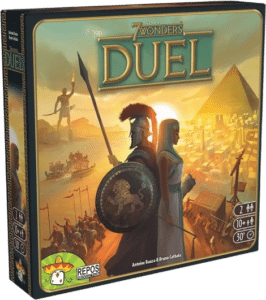 Jeu de société 7 Wonders Duel : un guerrier grec et une égyptienne devant les pyramides. Duel stratégique antique.