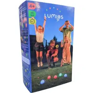 Jeu Lumios : famille s'amusant avec des balles lumineuses colorées. Activité nocturne interactive dès 4 ans.
